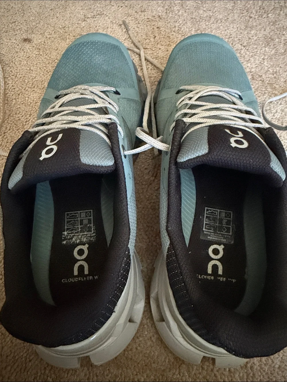 Excellent used condition- Womens 9.5 On cloud Cloudflyer Shoes- Waterproof